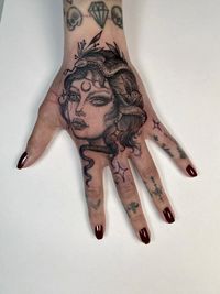 Medusa Hand Tattoo Fineline Vicky Duisburg